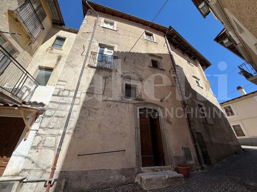 Casa indipendente in Via Avignone 3, Rocca di Mezzo — foto 2 di 5