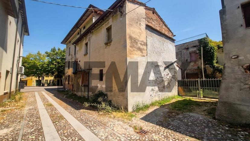 Casa indipendente in Piazza Cervi 10-11, Gattatico — foto 2 di 5