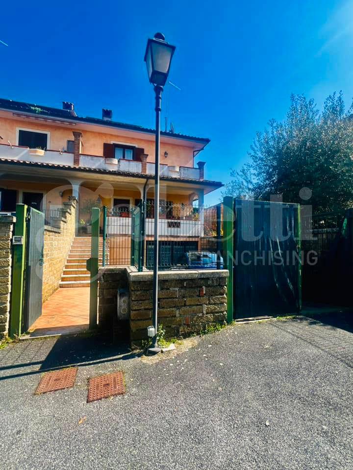 Villa trifamiliare in Via della Stazione  11, Oriolo Romano — foto 3 di 5