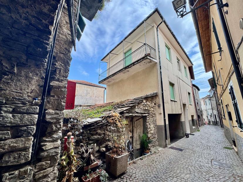 Casa indipendente in Via Federico Bianco di San Secondo 36, Aurigo — foto 2 di 5