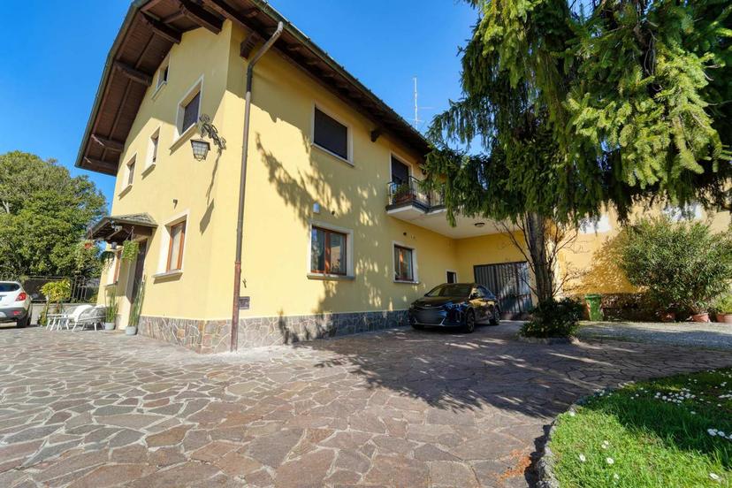 Villa trifamiliare in Via Brugnago 1, Capiago Intimiano — foto 3 di 5