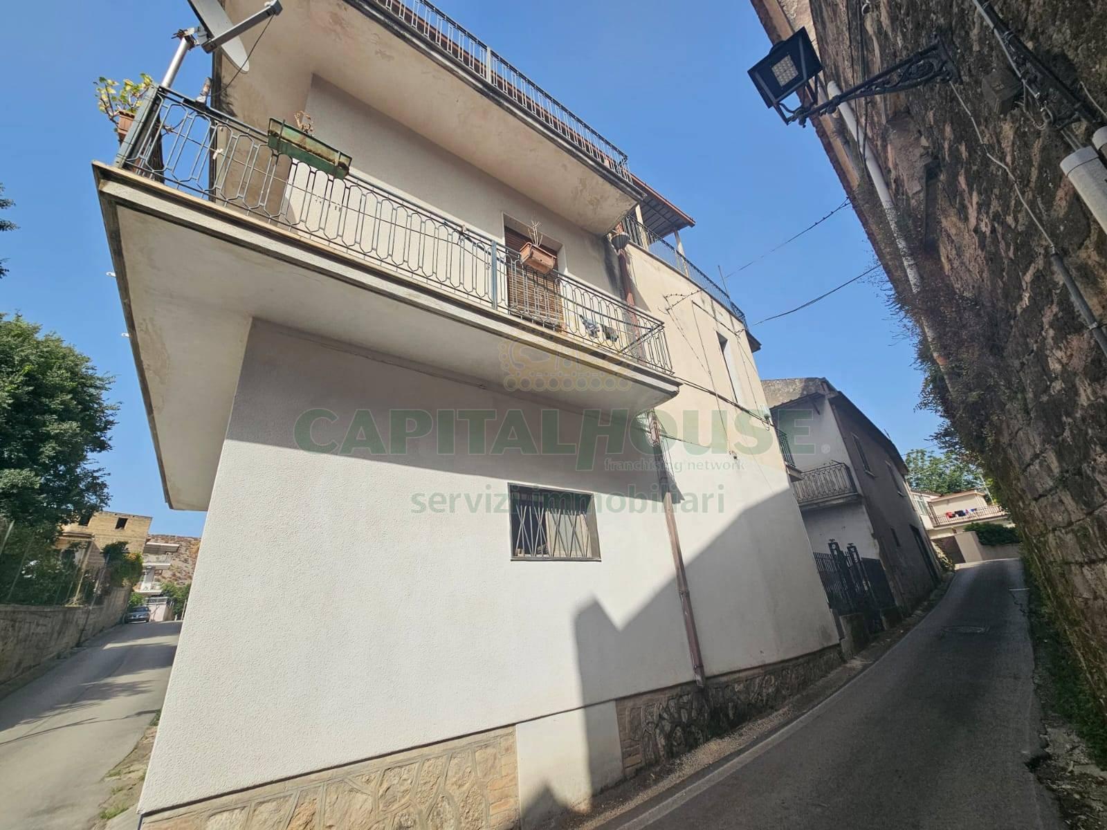 Casa indipendente in Via Castelluccio, Pignataro Maggiore