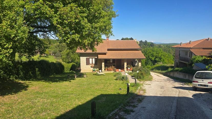 Casa indipendente in Piazza Sant'Antonio 1, Baschi — foto 2 di 5
