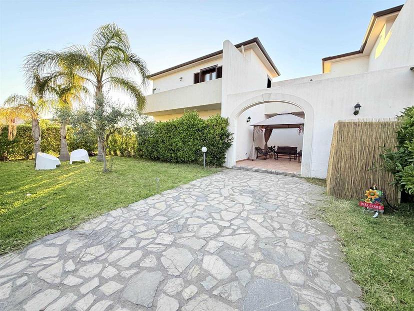 Villa a schiera, Campofelice di Roccella