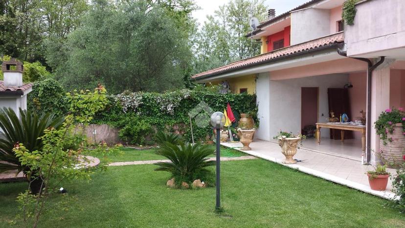 Villa, Lariano