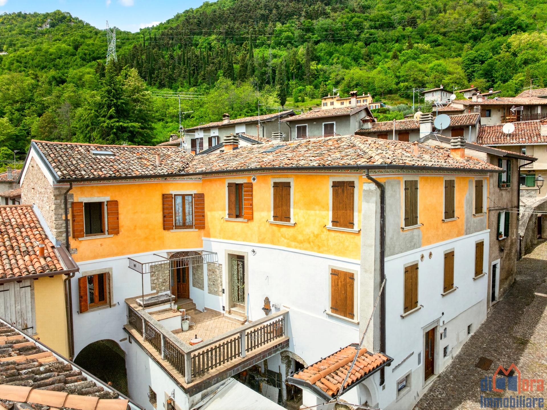 Villa a schiera in Via dei Castagni 49, Gargnano