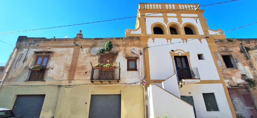 Casa indipendente in Vicolo Chiazzese 8-10-18, Palermo — foto 2 di 5