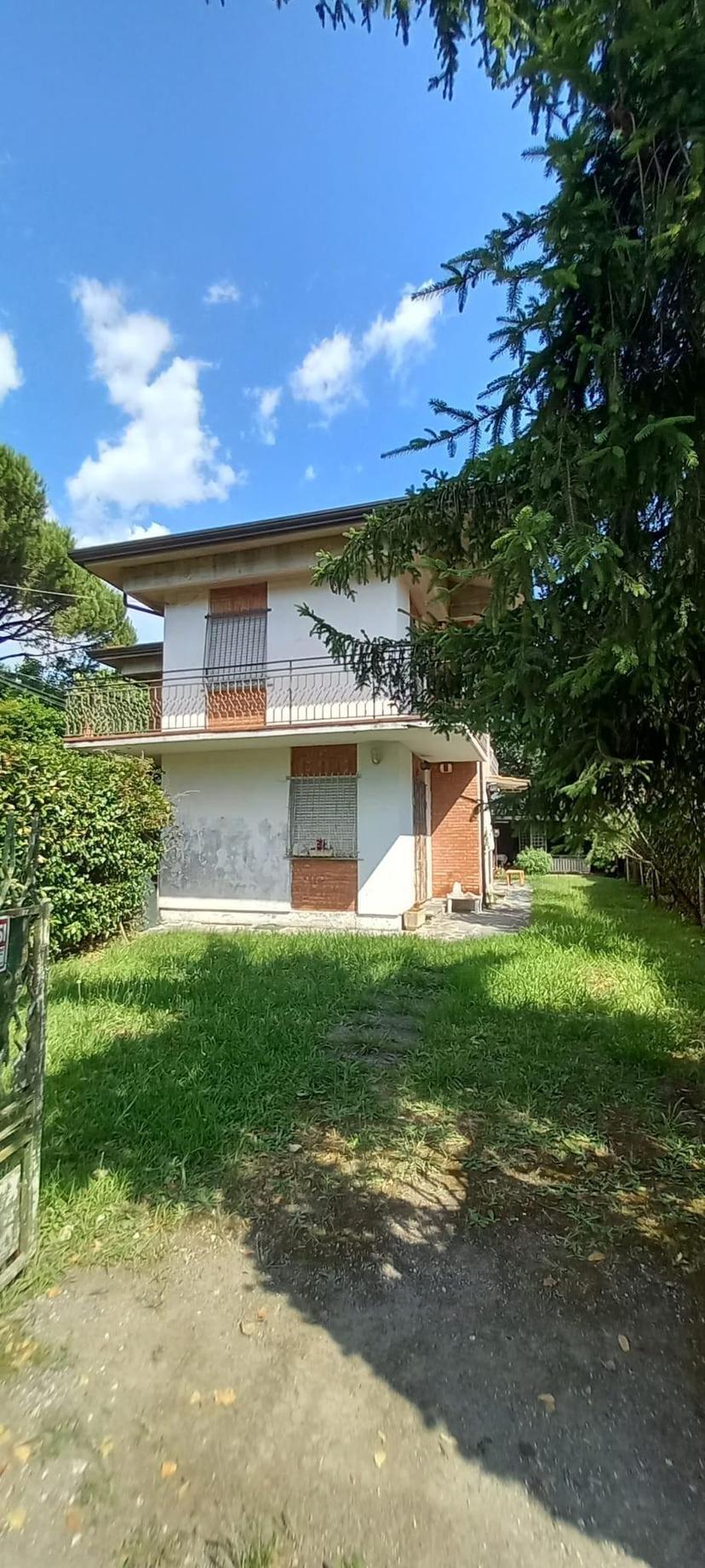 Villa bifamiliare in Via Livorno 34, Massa