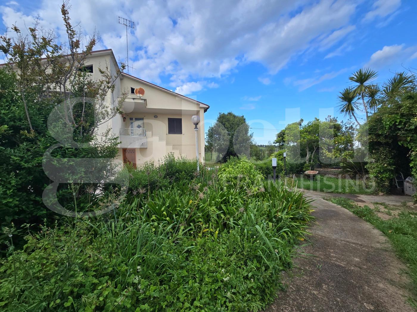 Casa indipendente in Via Nazionale per Teramo 74, Mosciano Sant'Angelo