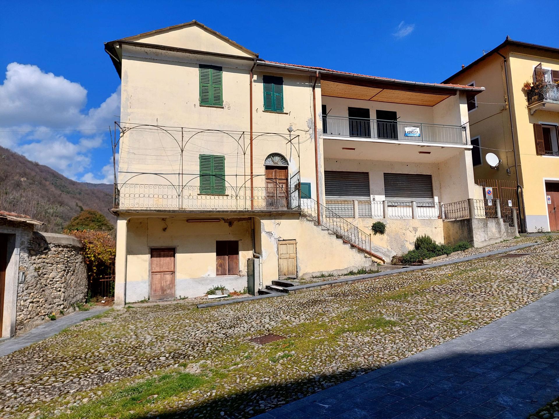 Casa indipendente in Piazza Borrelli 10-11, Pieve di Teco