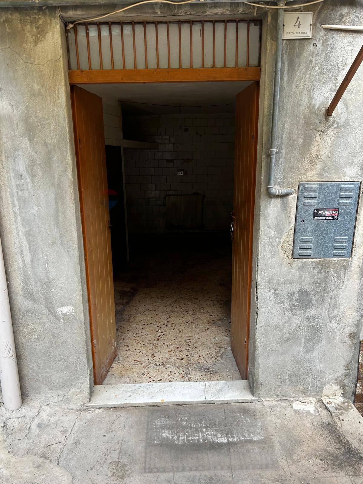 Casa indipendente in Piazza Trinacria 4, Valguarnera Caropepe