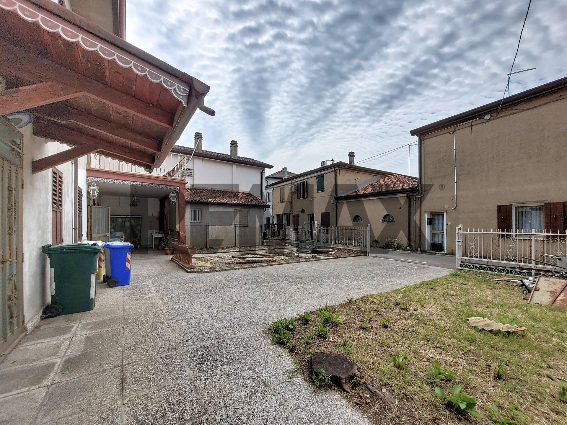 Villa a schiera, Mira