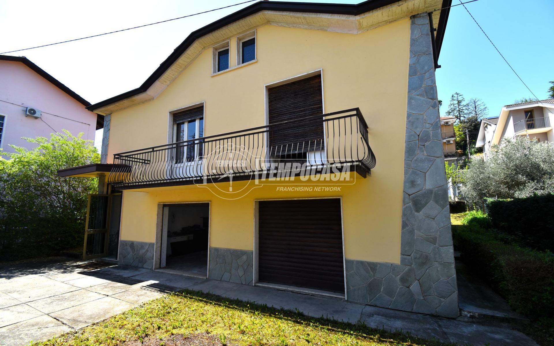 Villa in Strada Croci, Alba
