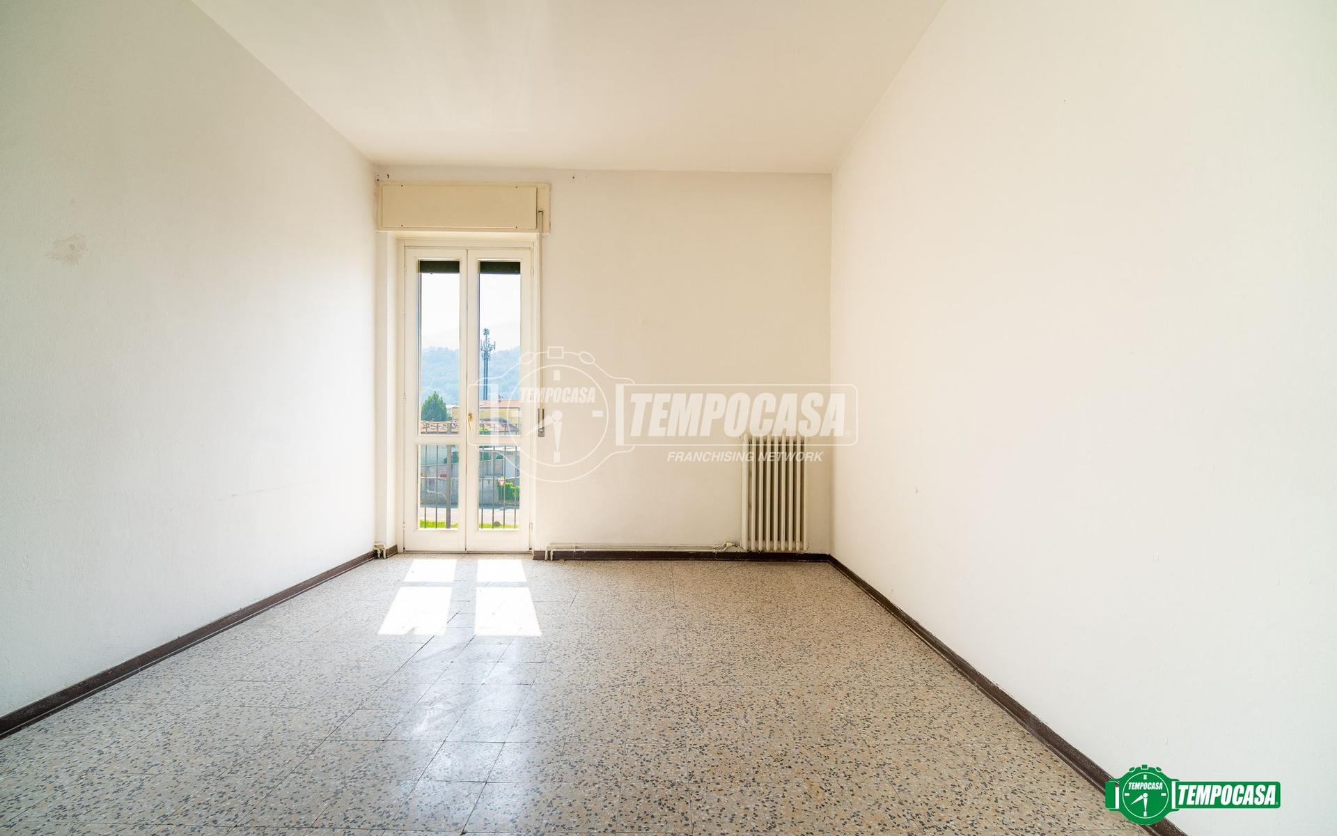 Trilocale in Via per Molteno, Oggiono