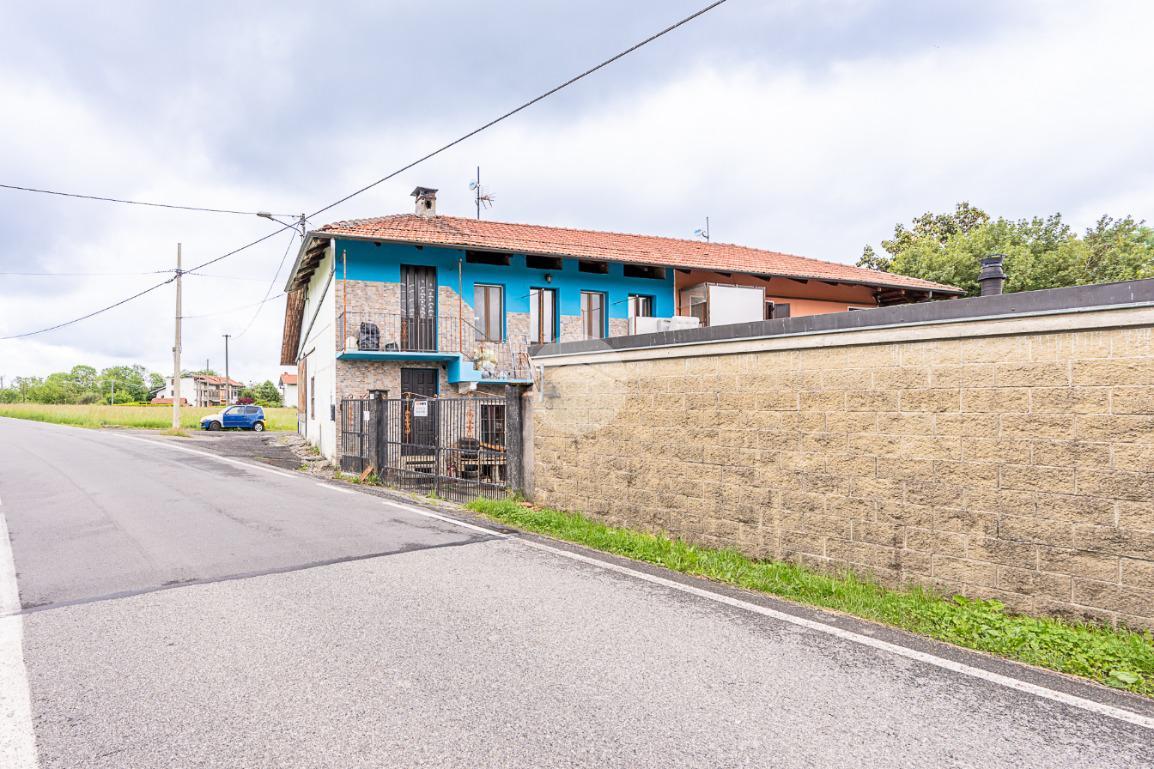 Casa indipendente in Strada Villapet 11, Villanova Canavese