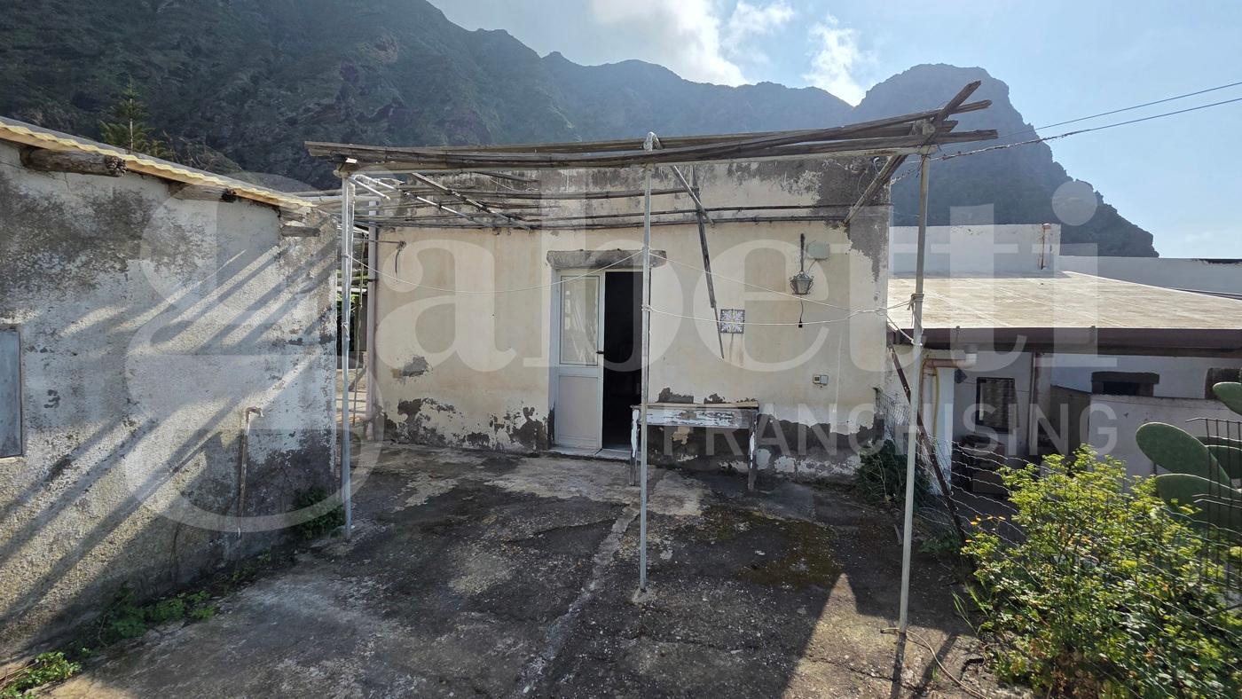 Casa indipendente in Via Leni Snc, Malfa
