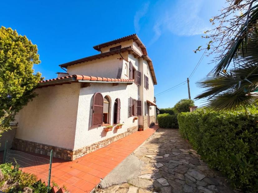 Villa in Via 2 Giugno 5, Cipressa — foto 4 di 5
