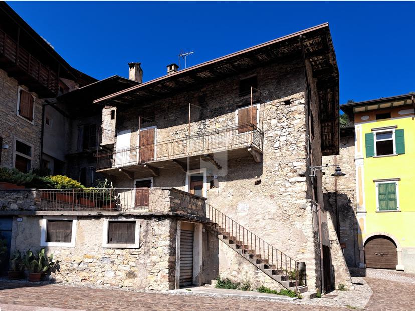 Casa indipendente in Piazza Battisti, Tenno — foto 2 di 2