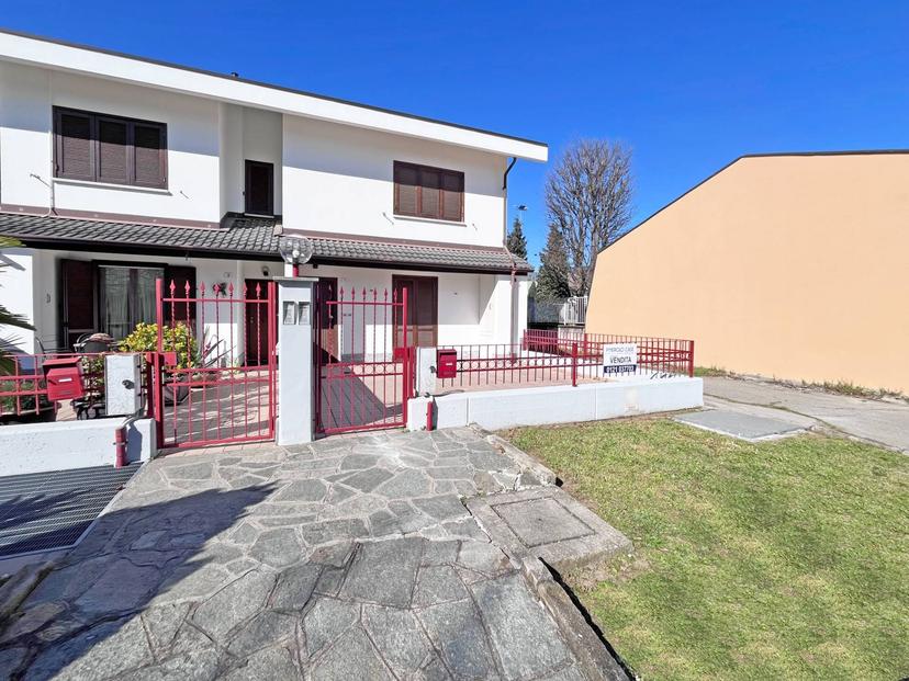 Casa indipendente in Piazza Aldo Moro 1, Pinerolo — foto 2 di 5