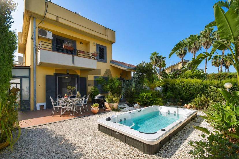 Villa a schiera in Via Galatea 7, Aci Catena