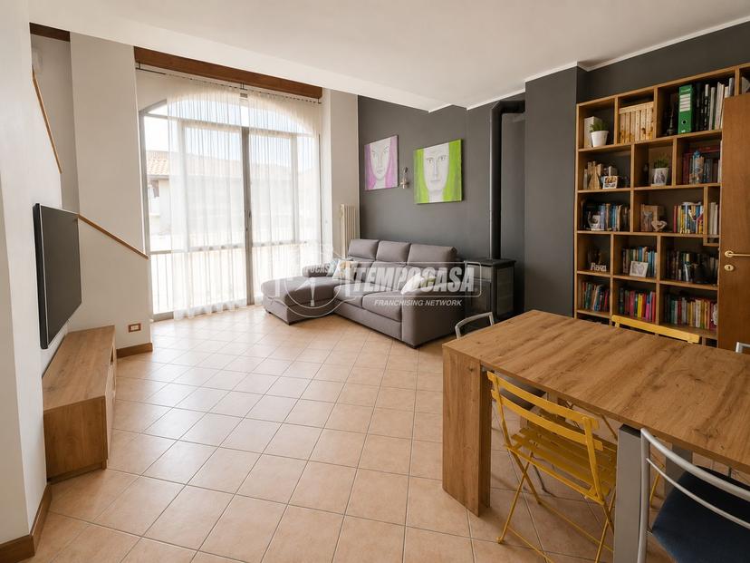 Trilocale in Piazza Giuseppe Mazzini 3/B, Capiago Intimiano