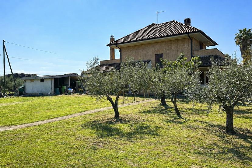 Casa indipendente in Strada della Rosa, Latina — foto 2 di 5