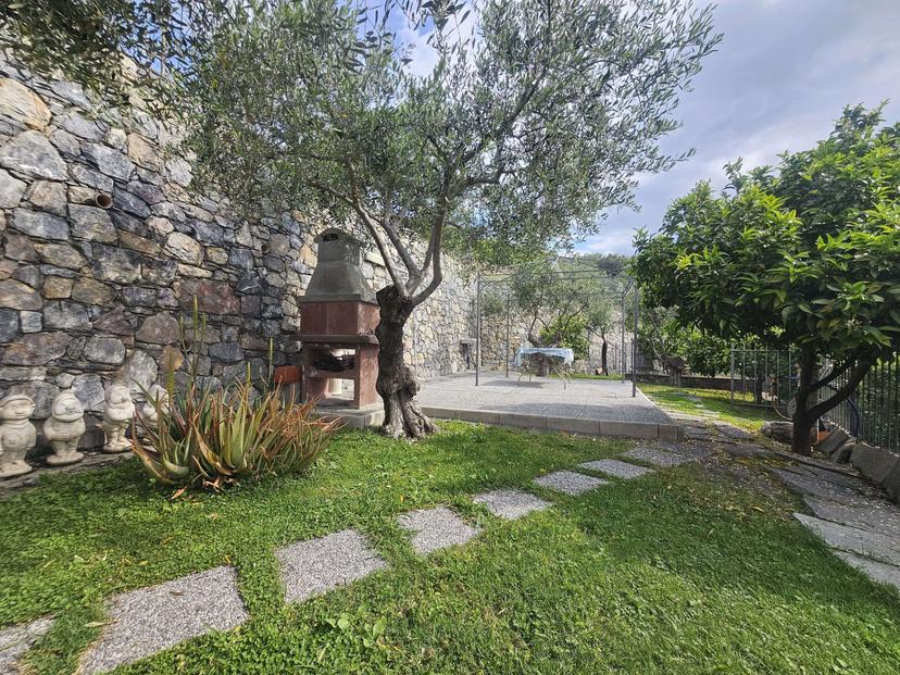 Villa unifamiliare in Via Maccagne  27, Toirano