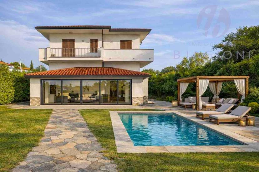 Villa bifamiliare, Pietrasanta