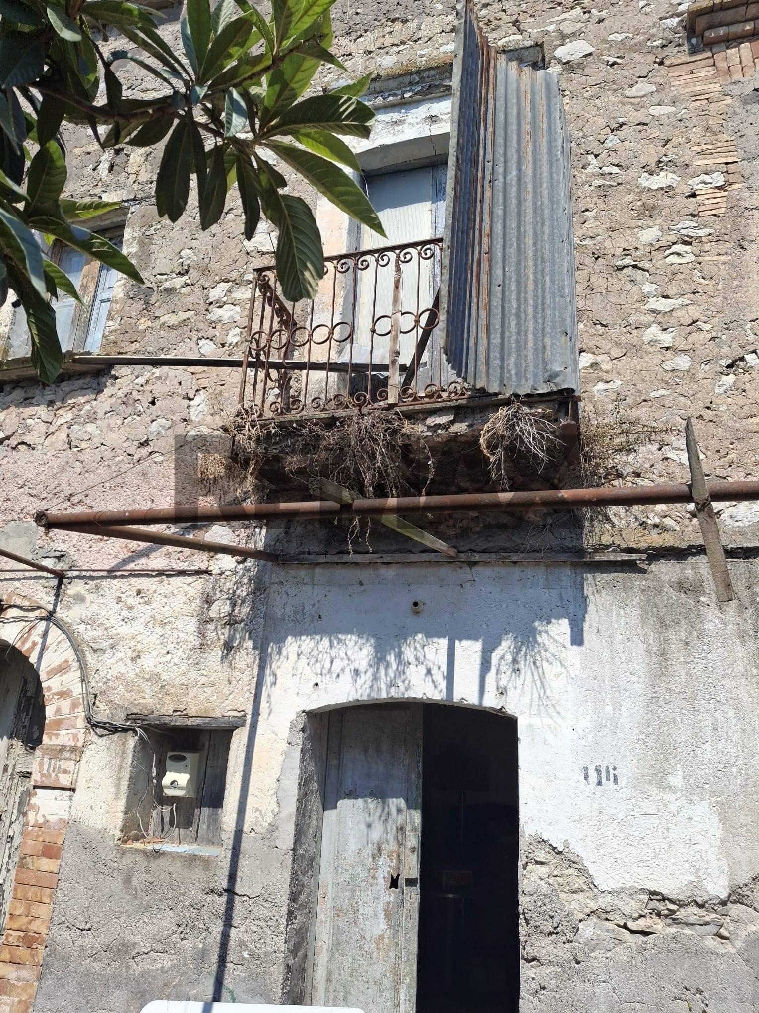 Casa indipendente, Santi Cosma e Damiano