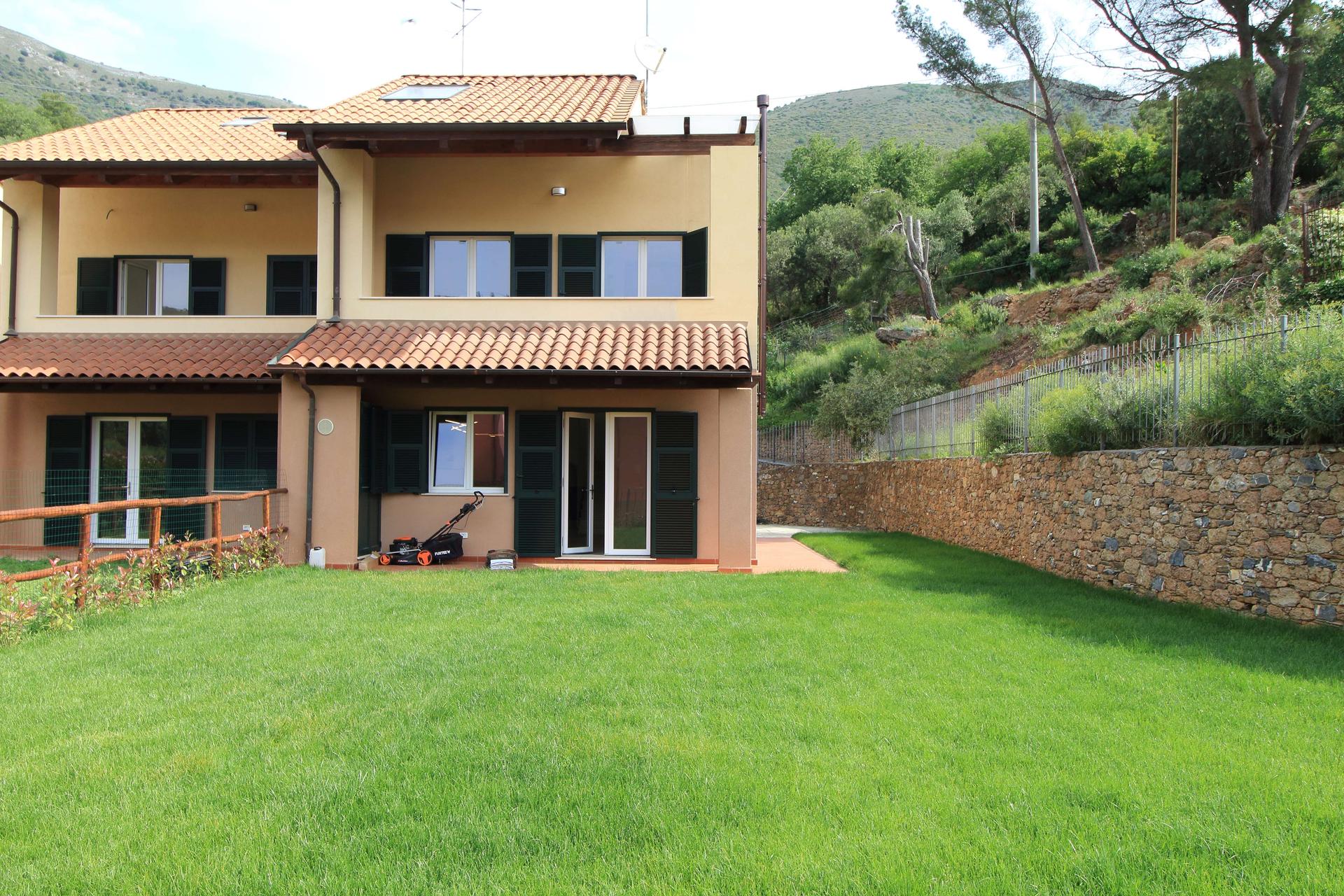 Villa a schiera in Via Raboa, Cisano sul Neva