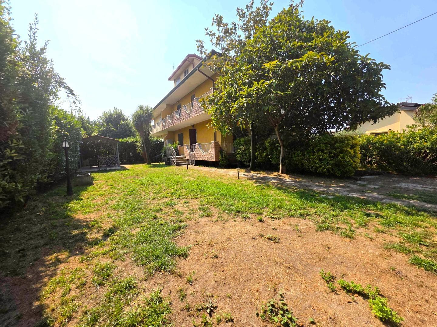 Villa quadrifamiliare, Montignoso