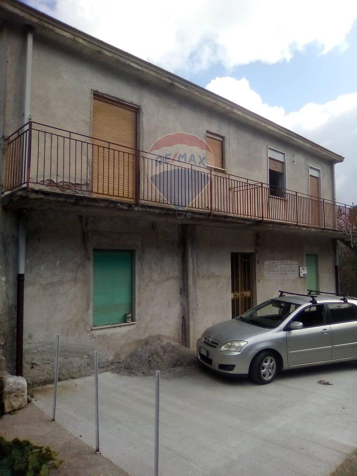 Casa indipendente in Strada Provinciale 157 39-44, Tortorici