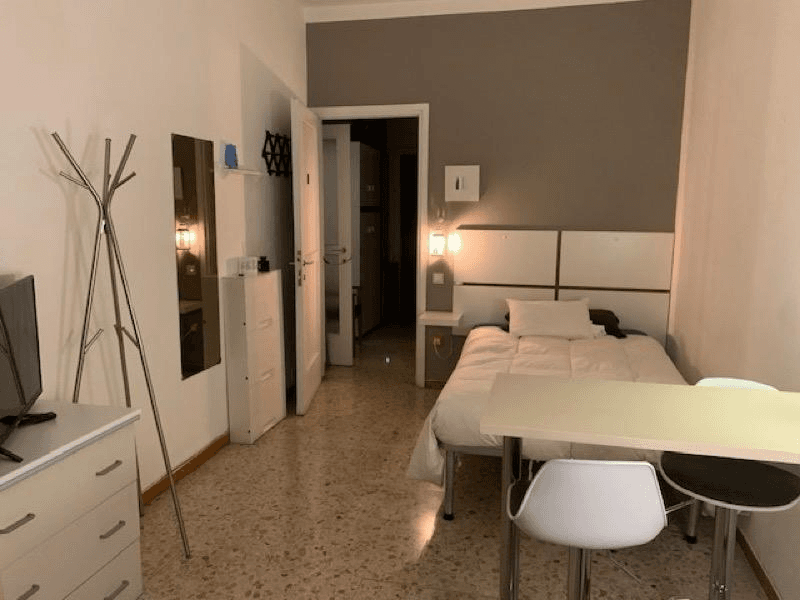 Stanza in appartamento in Corso San Gottardo, Milano