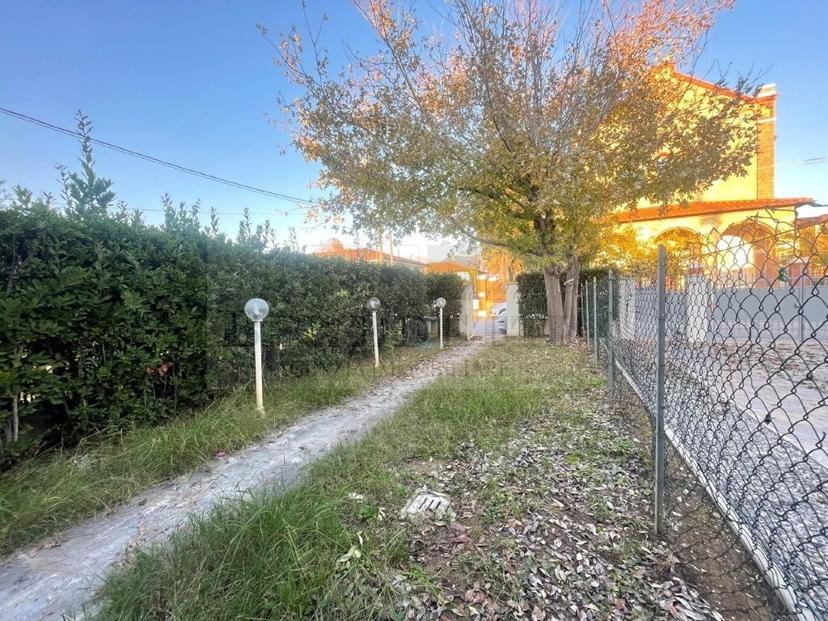 Villa a schiera in Via Catalani, Pietrasanta