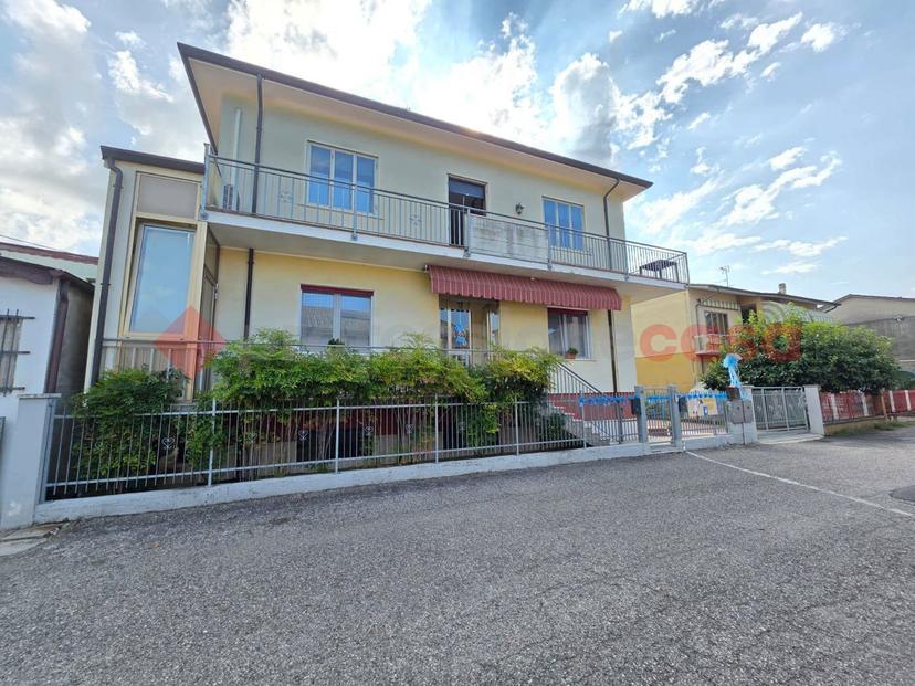Villa bifamiliare in Via Fratelli Bandiera , Gazzo Veronese — foto 3 di 5