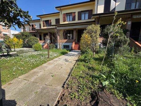 Villa a schiera in Via Martiri della Bettola, Reggio nell'Emilia — foto 2 di 5