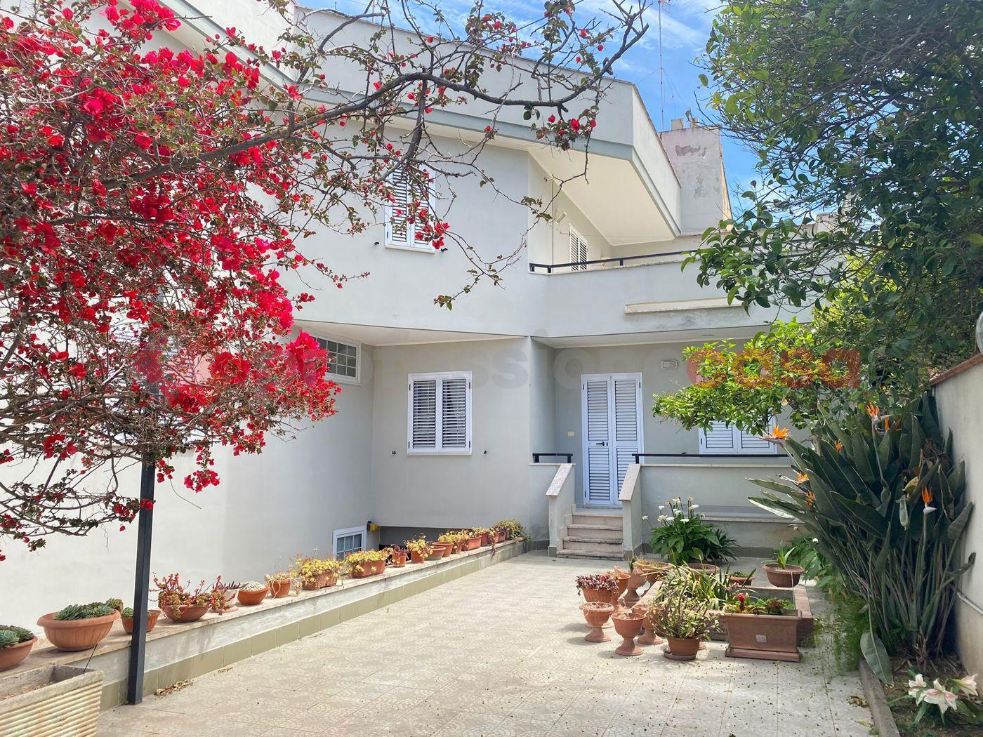 Casa indipendente in Via Manzoni Snc, Mondragone