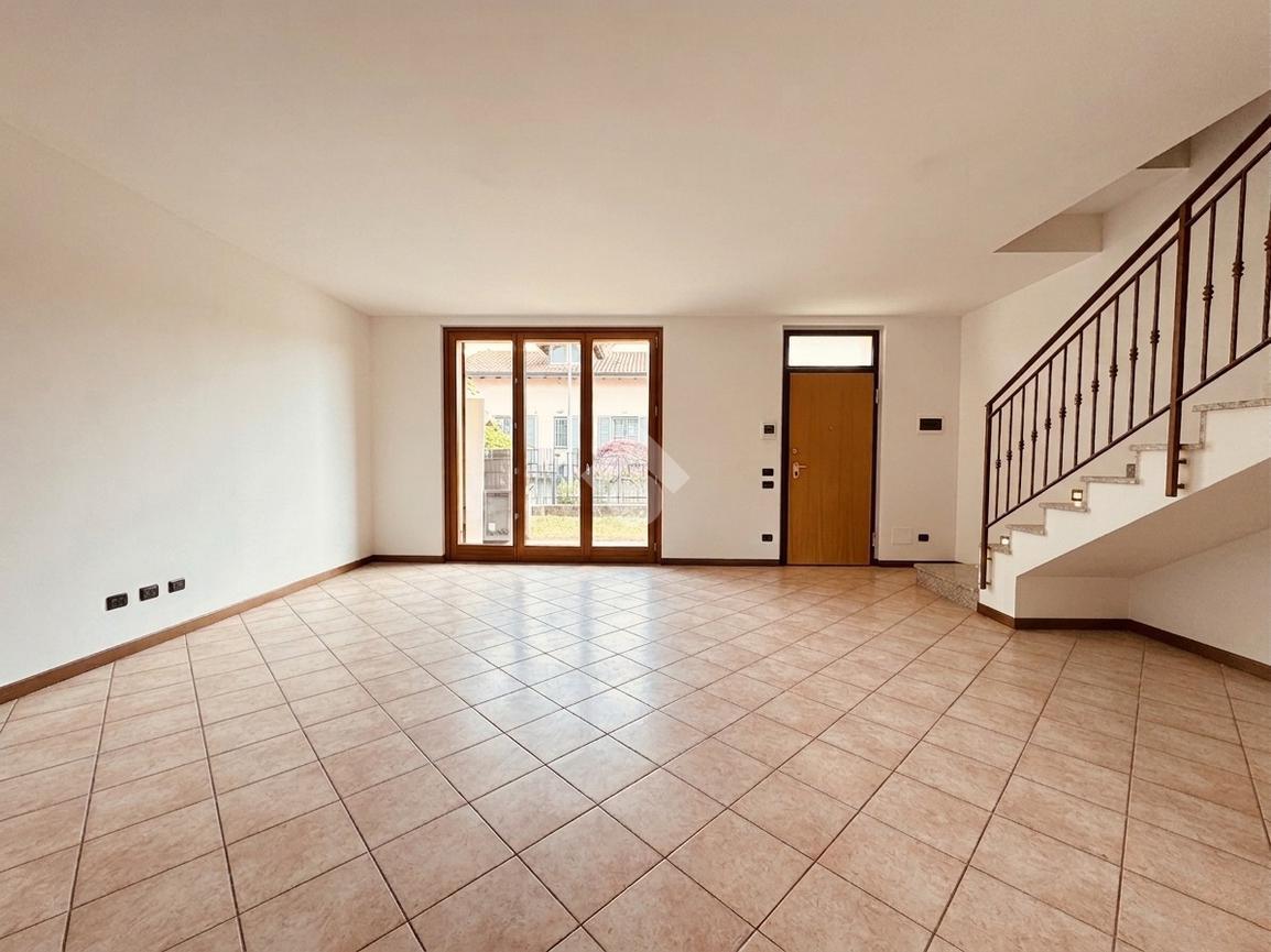 Villa a schiera in Via Don Antonio Brambilla 7, Casatenovo
