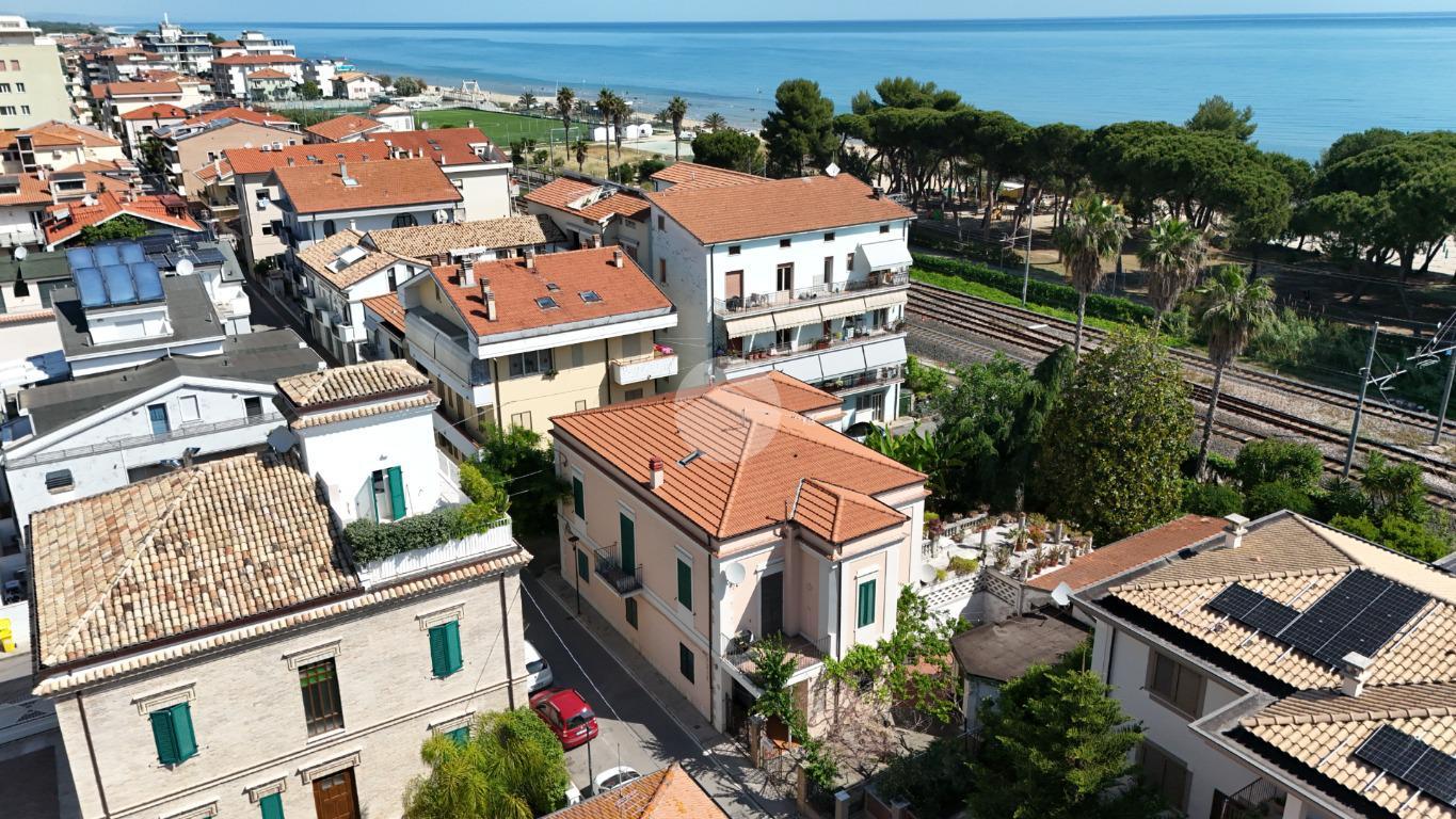 Villa in Via Cristoforo Colombo 77, Pineto