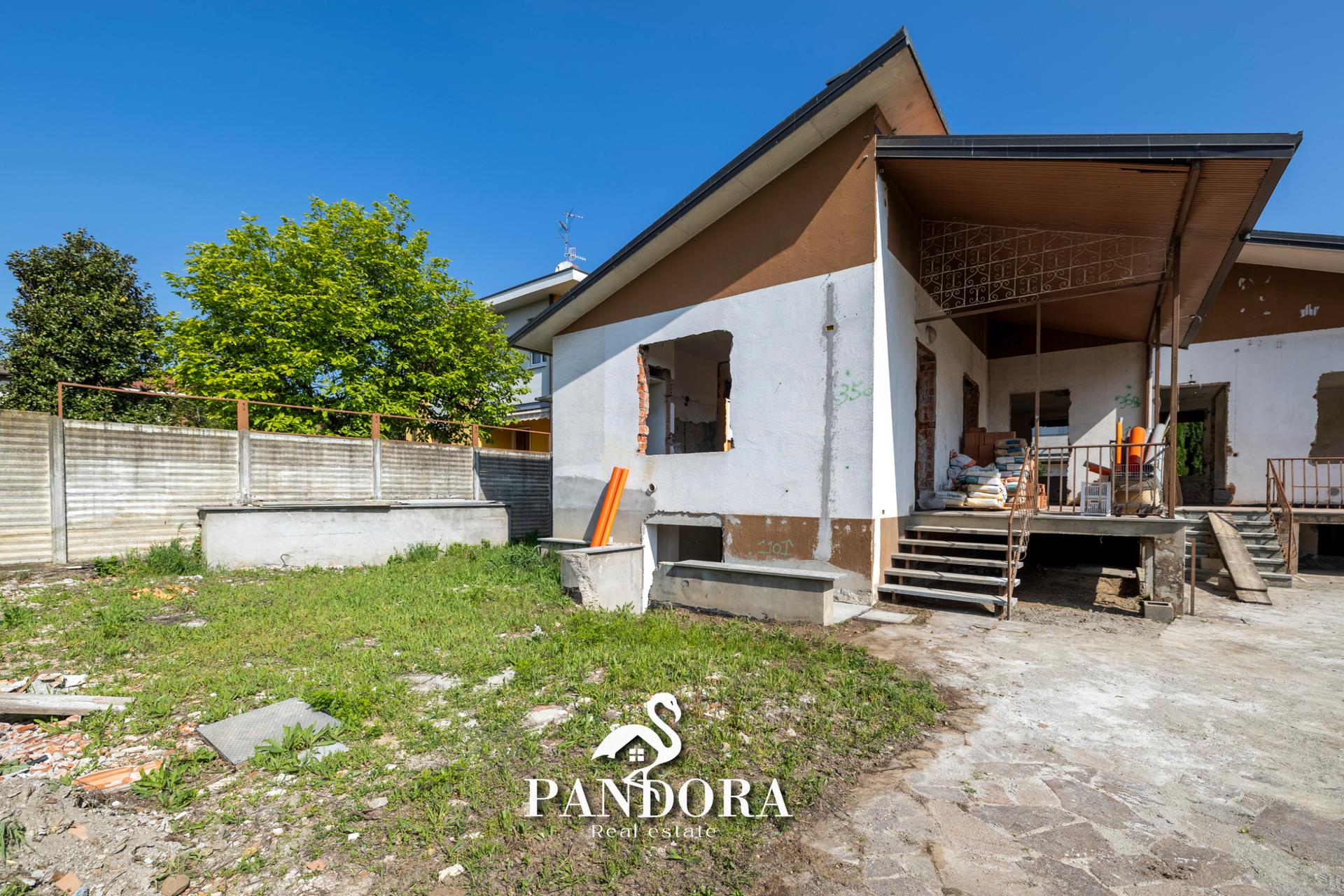 Villa a schiera in Via Santa Savina 5, Lonate Pozzolo