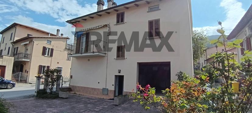 Casa indipendente in Frazione Rigali 3, Gualdo Tadino — foto 2 di 5
