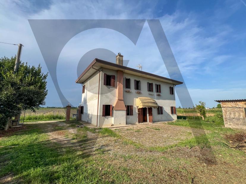 Casa indipendente in Via Giuseppe Giusti, Correzzola