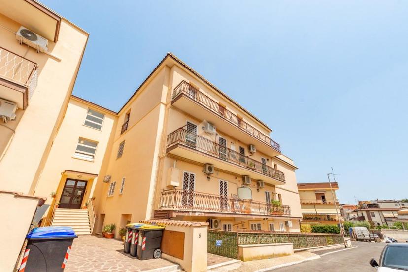 Trilocale in Via Vermicino 60, Roma