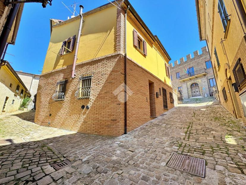 Casa indipendente in Piazza 4 Novembre 1, Vallefoglia — foto 3 di 5