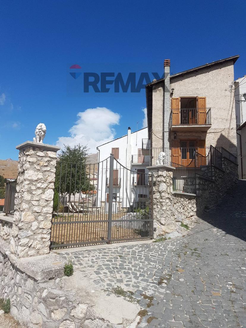 Casa indipendente in Via della Pineta 25, Castel del Monte