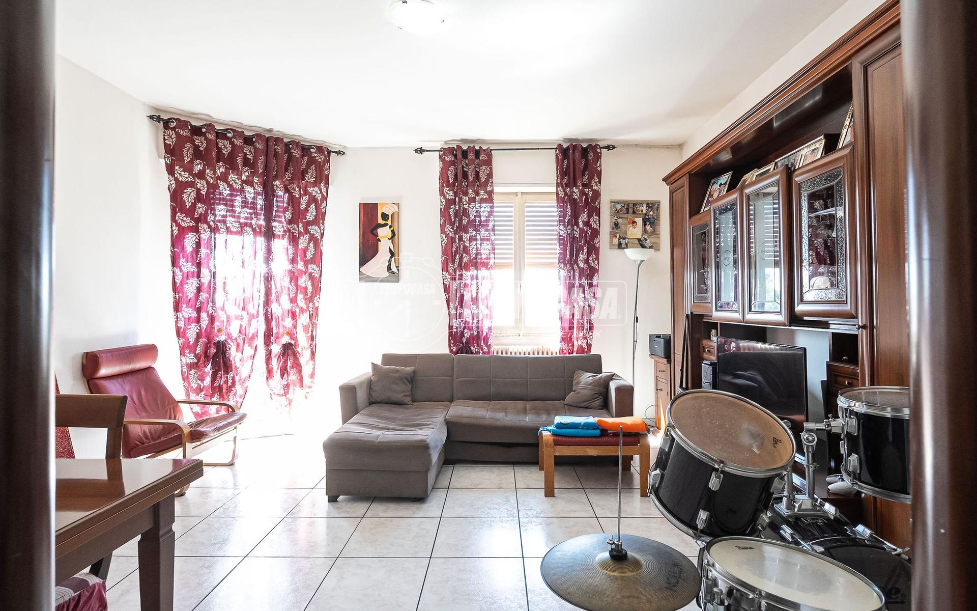 Trilocale in Via Luigi Cadorna 13, Carugo