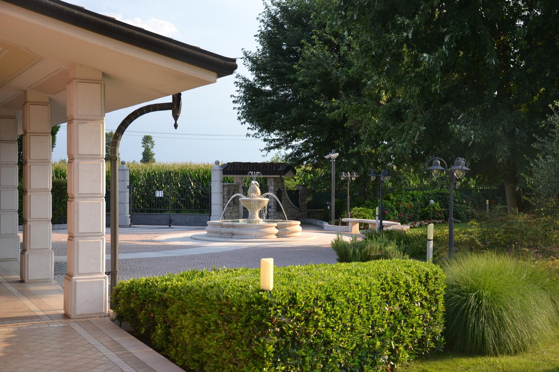 Villa in Via IV Novembre, Lograto