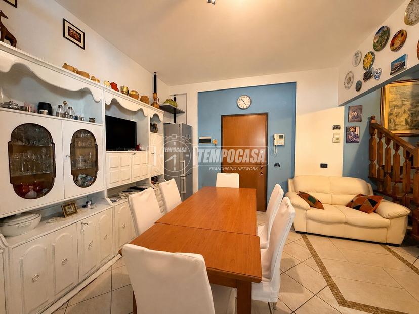 Trilocale in Via Lambro, Rozzano
