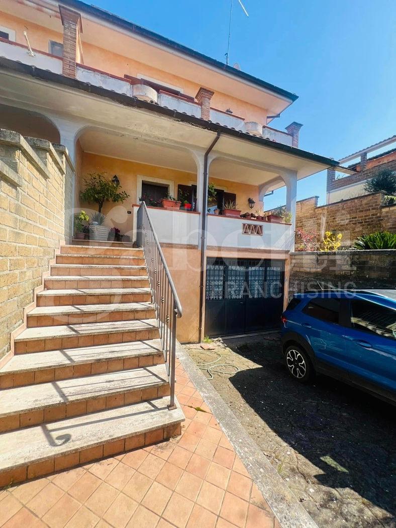 Villa trifamiliare in Via della Stazione  11, Oriolo Romano