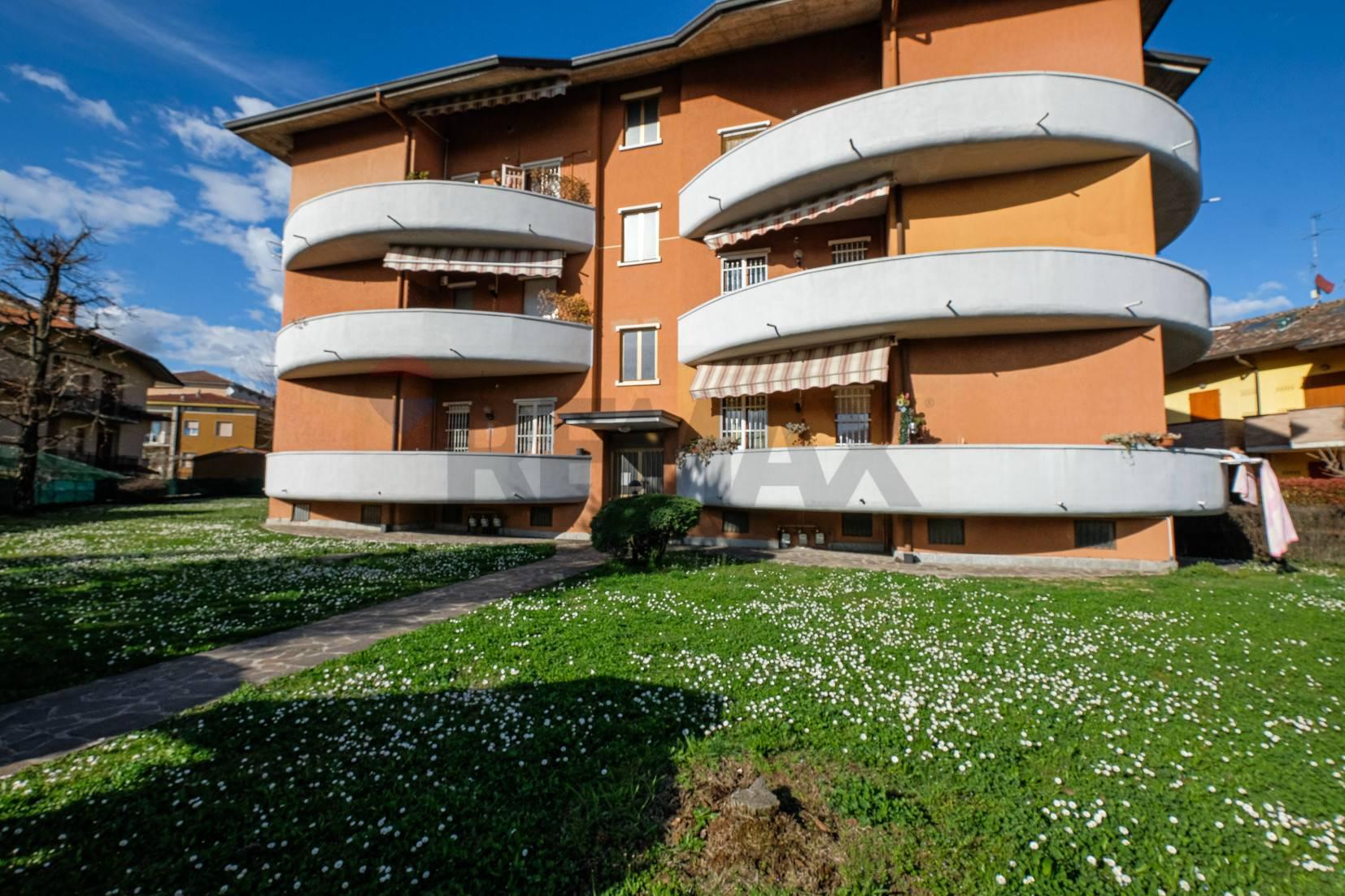 Trilocale, Ambivere